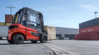 A Linde Anyagmozgatás X30 elektromos targoncája működés közben