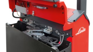 A Linde MH E10 elektromos targonca oldalsó akkumulátorcseréje A Linde MH E10 elektromos targoncája az oldalsó akkumulátorcsere révén többműszakos használathoz is kiválóan alkalmas.