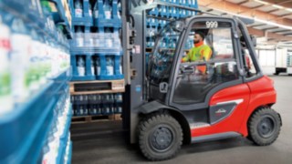A Linde Anyagmozgatás H35 belső égésű motoros targoncája raktárban.