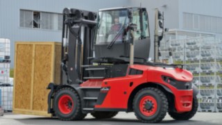 A forgókabinos nagy teherbírású targoncák megkönnyítik a nagy rakományokkal való hátramenetet, és ezáltal növelik a termelékenységet