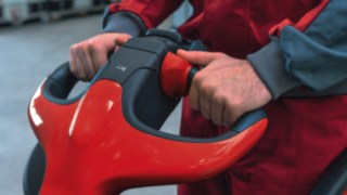 A Linde MH elektromos raklapemelője manőverezés közben