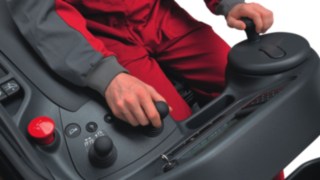 Egy tolóoszlopos targonca járművezetői munkahelye