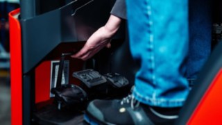 A Linde Anyagmozgatás tolóoszlopos targoncája állítható magasságú pedállemezzel