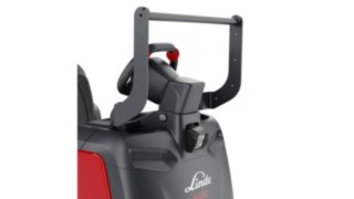 Közelkép egy tartozéktartóval szerelt komissiózó targoncáról