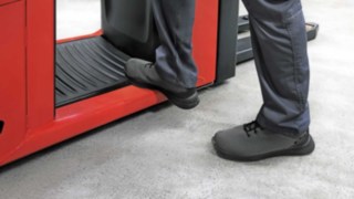 Komissiózó targonca pneumatikusan csillapított vezetőállással