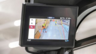 A Linde MH által fejlesztett Linde Reverse Assist Camera kijelzője a targonca mögötti környezetet mutatja.