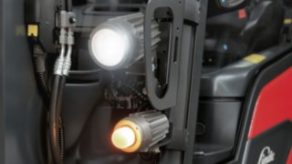 Két lámpa a Linde MH E14 típusú, robbanásbiztos elektromos targoncájának elején
