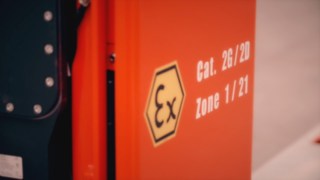 A robbanásvédelmi besorolást mutató felirat egy robbanásbiztos Linde R14 EX tolóoszlopos targoncán.