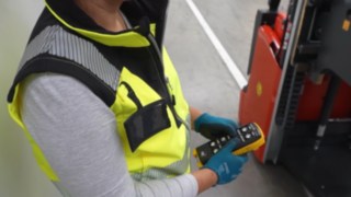 Egy dolgozó távirányítóval vezérli a Linde Anyagmozgatás robbanásbiztos L03 EX sorozatú elektromos raklapemelőjét.