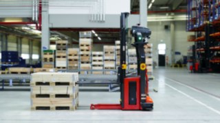 A Linde MH L-MATIC HD k sorozatú targoncája az árubeérkezésnél.