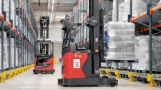 automated-truck-r_matic-lifting-warehouse-pic_01