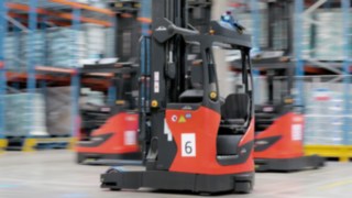 A Linde Anyagmozgatás R-MATIC automatizált tolóoszlopos targoncája a raktárban A Linde Anyagmozgatás R-MATIC automatizált tolóoszlopos targoncája a raktárban