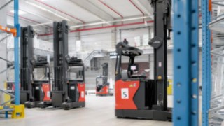 A Linde Anyagmozgatás R-MATIC automatizált tolóoszlopos targoncája a raktárban A Linde Anyagmozgatás R-MATIC automatizált tolóoszlopos targoncája a raktárban