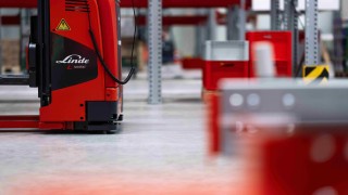 A Linde Anyagmozgatás L-MATIC AC targoncája áll egy raktárcsarnokban.