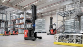 A Linde Anyagmozgatás automatizált tolóoszlopos targoncái biztonságosak, egyszerűen integrálhatók az intralogisztikai folyamatokba, ráadásul költséghatékonyak is. A Linde Anyagmozgatás R-MATIC automatizált tolóoszlopos targoncája a raktárban