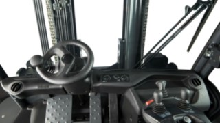 Kilátás a vezetőfülkéből a munkakörnyezetre. 