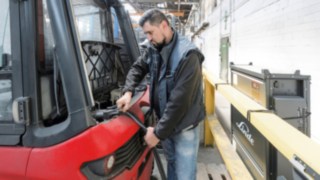 A Linde E30 elektromos targonca a töltőállomáson