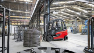 A Linde új E20 – E35 típusú elektromos targoncáit egyedülálló agilitás jellemzi. A Linde E30 elektromos targoncája raktári munka közben