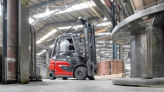 A Linde E30 elektromos targoncája teljesen új vezetési élményt nyújt. A Linde E30 elektromos targoncája árut szállít a raktárban