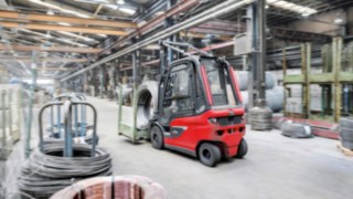 A Linde új E20 – E35 típusú elektromos targoncáinak teljesítőképessége elsősorban a raktárcsarnokokban való használatkor mutatkozik meg. A Linde E30 elektromos targoncája árut szállít a raktárban