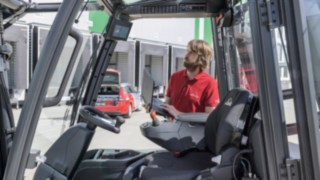 A Linde szoftverrendszerére történő csatlakozás optimalizálja a karbantartástervezést. A karbantartások a Linde szoftverrendszereinek segítségével könnyebben tervezhetők.