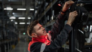 A Linde szerviztechnikusa világítási megoldást telepít