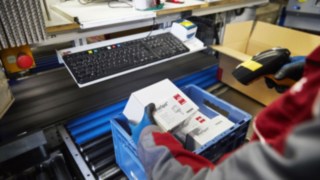 Linde pótalkatrészek az áruraktárban A Linde az ügyfeleknek szánt pótalkatrészeket az áruraktárban csomagolja össze