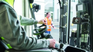 A jármű egység LED-lámpákkal és hangjelzésekkel figyelmezteti a vezetőt Vezetőfülke a Linde Safety Guard jármű egység nevű készülékével