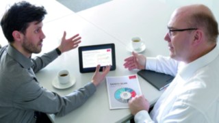 A Linde Safety Scan alkalmazására helyben, az ügyfélnél kerül sor. Briefing a Linde Safety Scan módszerről az ügyfélnél egy asztal mellett