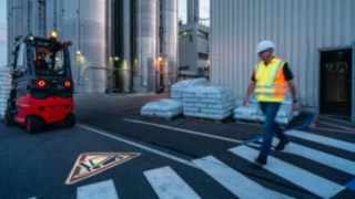 A Linde Anyagmozgatás Linde TruckSpot megoldása A Linde Anyagmozgatás Linde TruckSpot megoldása fényjellel figyelmeztet a közeledő járműre.