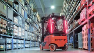 A Linde Anyagmozgatás Linde VertiLight és Linde LED Stripes nevű innovatív világítási koncepciói A Linde Anyagmozgatás Linde VertiLight és Linde LED Stripes nevű innovatív világítási koncepciói megbízhatóan fokozzák a raktári biztonságot.