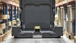 Stability Control supports work in the warehouse. Active Stability Control in action