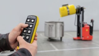 Távvezérelt hordókezelés robbanásbiztos járművekkel Távvezérelt hordókezelés robbanásbiztos járművekkel