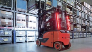 LED-szalagok egy raktárban dolgozó targoncán LED-szalagok egy raktárban dolgozó targoncán
