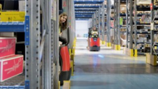 A Linde N20 sorozat komissiózóján elhelyezett Linde BlueSpot™ optikai jelzőrendszerként használja a fényt.