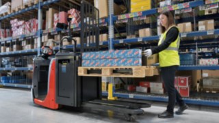 A Linde N20 C sorozatú N16 Li komissiózójának Autolift funkciója Az N16 Li Autolift funkciója, a Linde N20 C sorozatú komissiózója a rakomány magasságának növekedésével arányosan automatikusan süllyeszti a villákat.