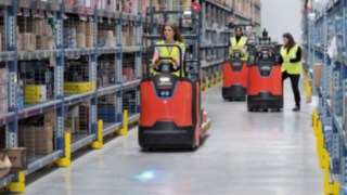 A Linde N20 C sorozatú komissiózó targoncája A Linde N20 C sorozatú komissiózó targoncája az áruraktárban végzendő munka közben