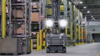 LED-lámpás munkafényszórók egy raktárban dolgozó targoncán LED-lámpás munkafényszórók egy raktárban dolgozó targoncán