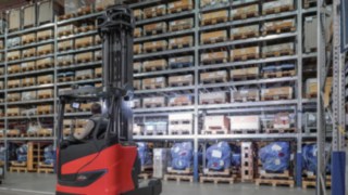 LED-lámpás munkafényszórók használatban egy raktárban LED-lámpás munkafényszórók használatban egy raktárban