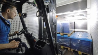 LED-lámpás munkafényszórók használatban egy targoncán LED-lámpás munkafényszórók használatban egy targoncán