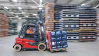 Videó az X35 targonca használatáról az Ensinger Mineral-Heilquellen GmbH vállalatnál Videó az X35 targonca használatáról az Ensinger Mineral-Heilquellen GmbH vállalatnál