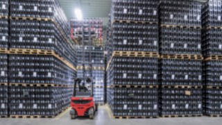 A Linde X20 – X35 típusú elektromos targoncája bel- és kültéren egyaránt használható. A Linde X35 elektromos targoncája működés közben egy italraktárban