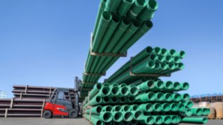 Az X20 – X35 típusú targonca könnyedén megküzd a nehéz rakományokkal, a nagy távolságokkal vagy a meredek rámpákkal. A Linde X35 elektromos targoncája kültéri alkalmazás közben