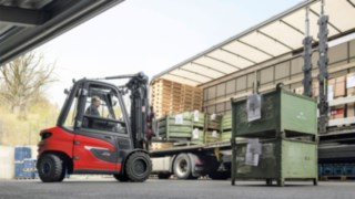 Linde X35 elektromos targoncával teherautót rakodnak ki