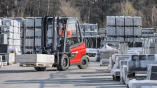 A Linde új X20 – X35 típusú elektromos targoncája kültéri alkalmazás közben. A Linde X35 elektromos targoncája