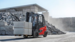 A Linde Material Handling X35 elektromos targoncája működés közben