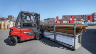 A Linde X20 – X35 típusú elektromos targoncája megküzd az intralogisztikában tapasztalható szélsőséges körülményekkel. A Linde X35 elektromos targoncája működés közben