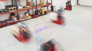A Linde Material Handling automatizált targoncája működés közben egy raktárban