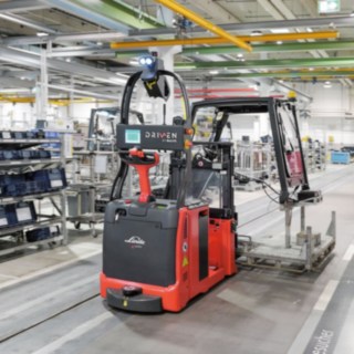A Linde L-MATIC AC vezető nélküli szállítórendszer a gyártócsarnokban használat közben A Linde L-MATIC AC vezető nélküli szállítórendszer a gyártócsarnokban használat közben