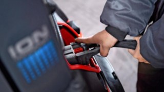 A járművek magas rendelkezésre állása és gyors feltöltése a Linde lítiumion-technológiájával A Linde Anyagmozgatás LI-ION-technológiája